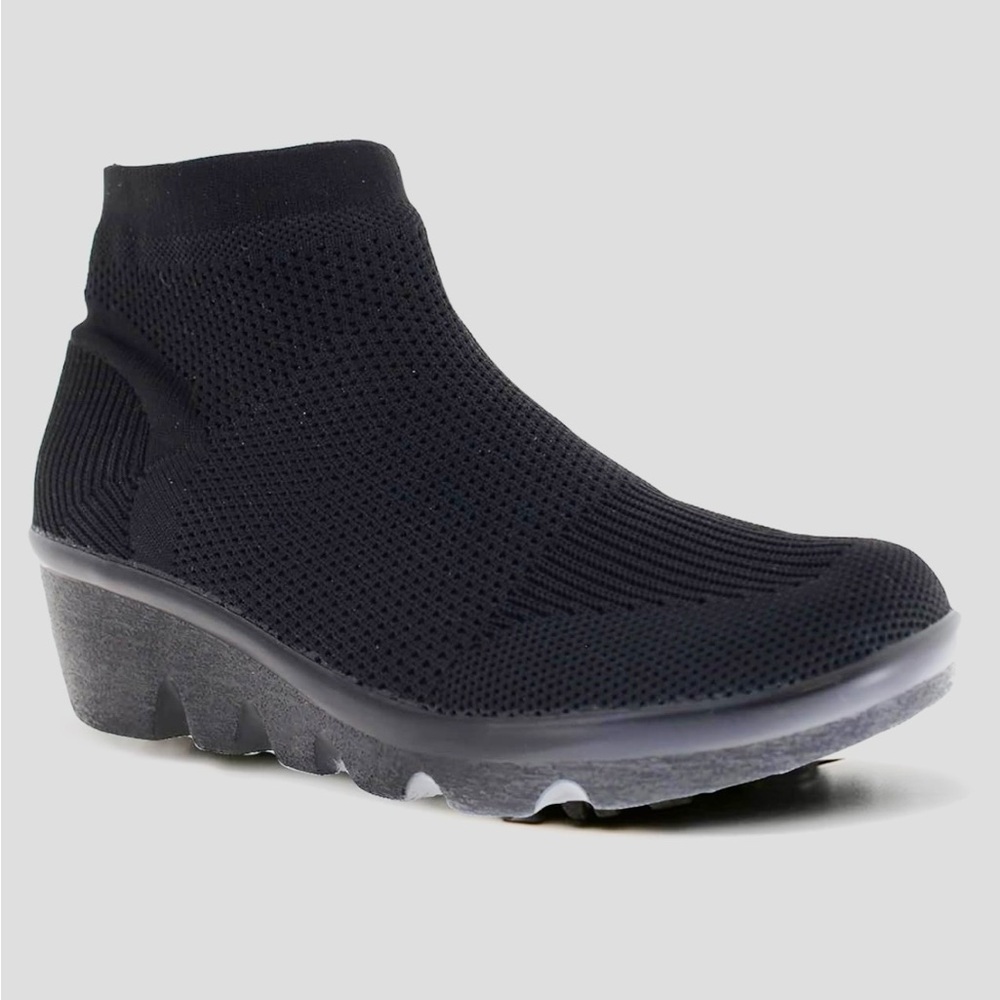 NWOB bernie mev. Camryn wedge stretch bootie!